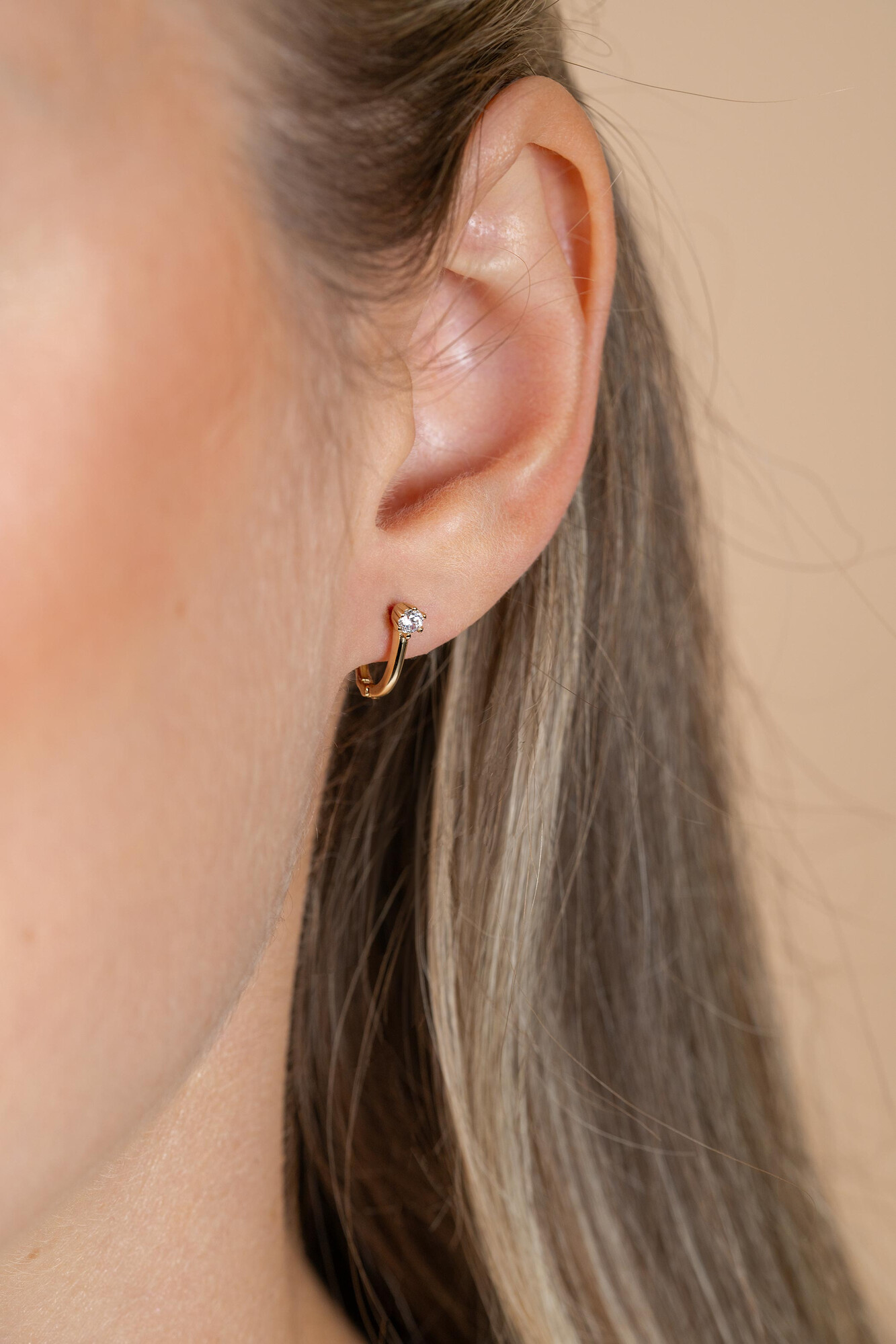 11mm ZINZI Gold 14 krt gouden oorringen ovaal model met witte zirconia en luxe klapsluiting ZGO566
