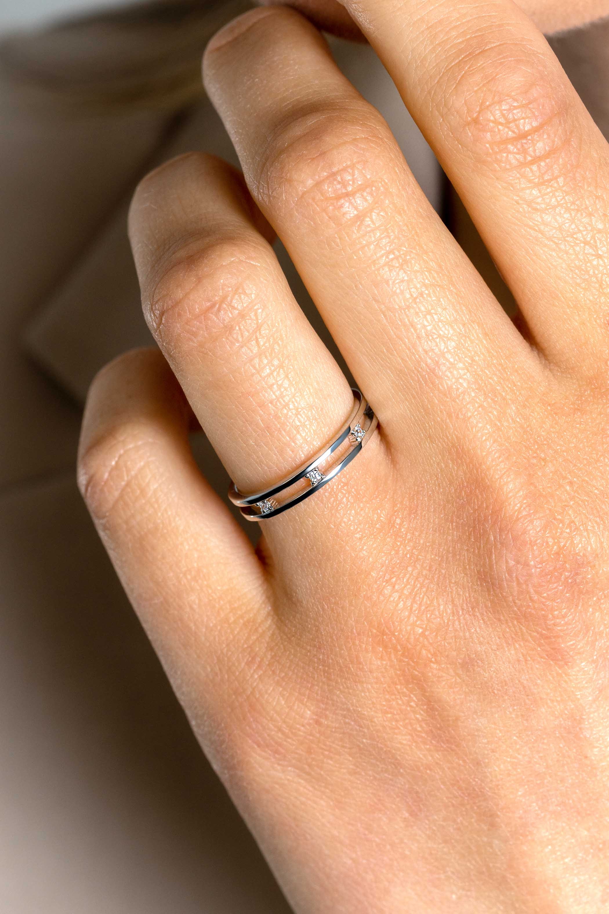 ZINZI zlv. ring twee banen / 3x zirc.ertussen mt.62