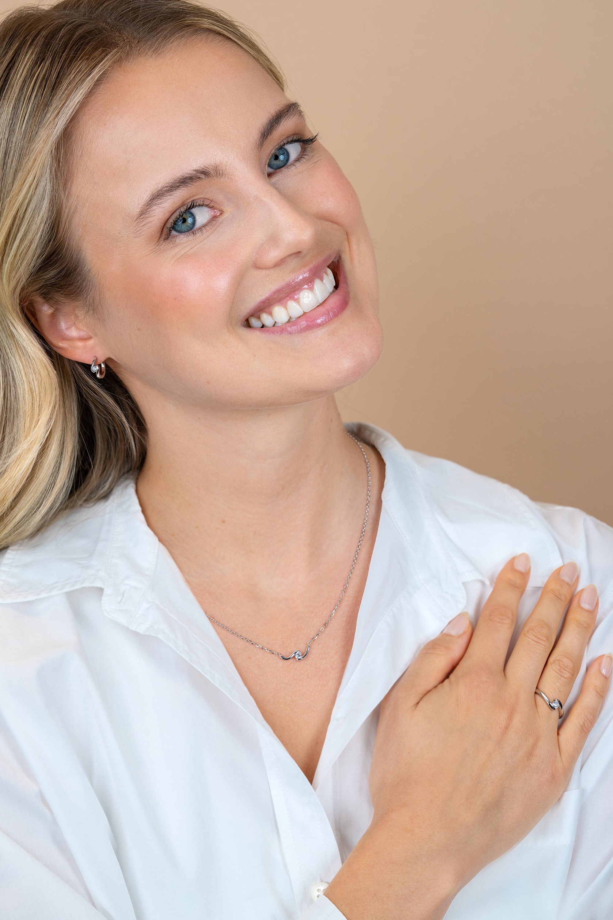 14mm ZINZI zilveren oorringen met ronde zirkonia, sierlijk omklemd door twee golvende banen, met luxe klapsluiting ZIO2766