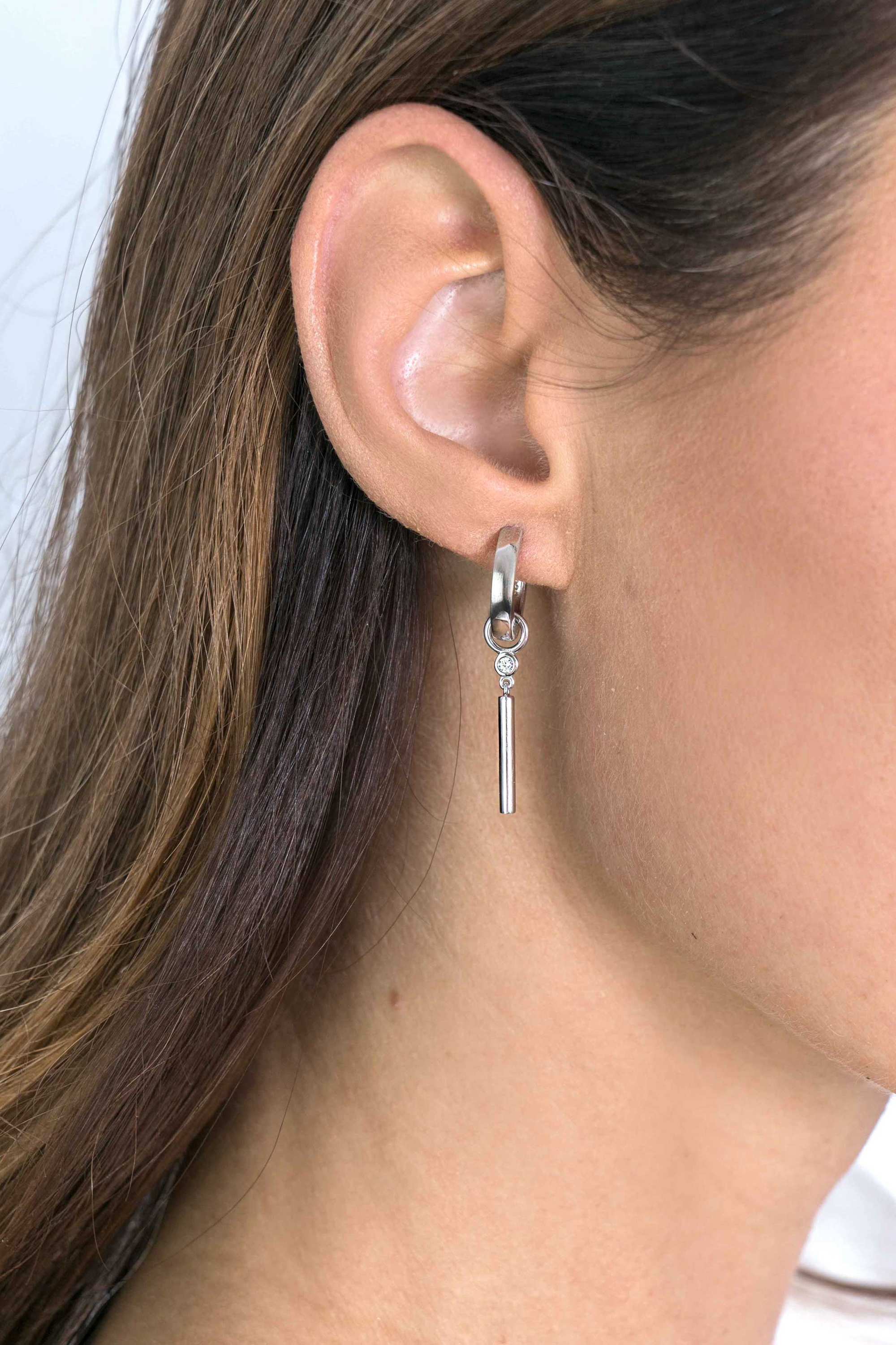 ZINZI silberne Ohrhänger 2 mm glatt rund Stab  weiße Zirkonias ZICH2143