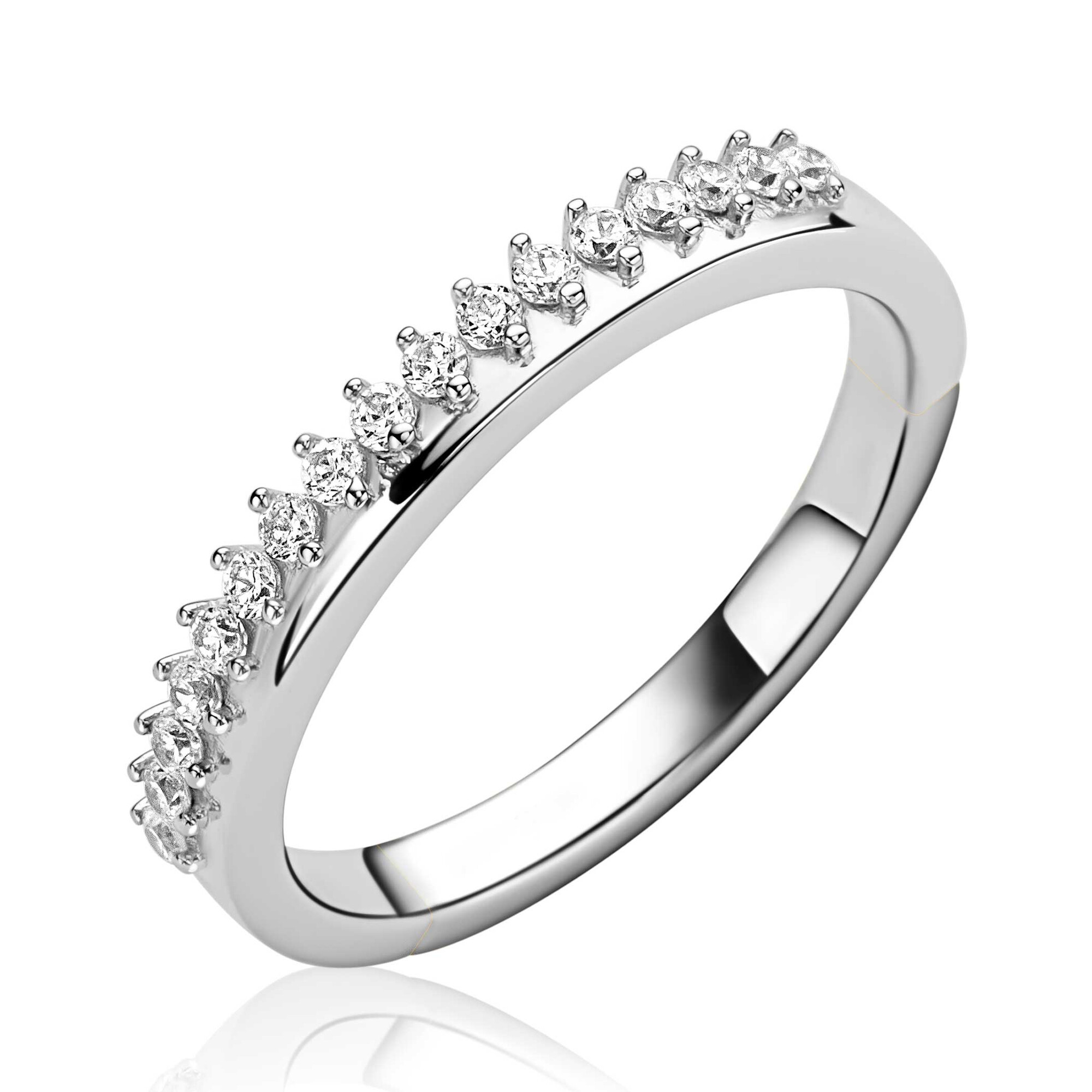 ZINZI zilveren ring bezet met een rij witte zirkonia’s in verfijnde chatonzetting met subtiel zichtbare zilveren scheen ZIR2870
