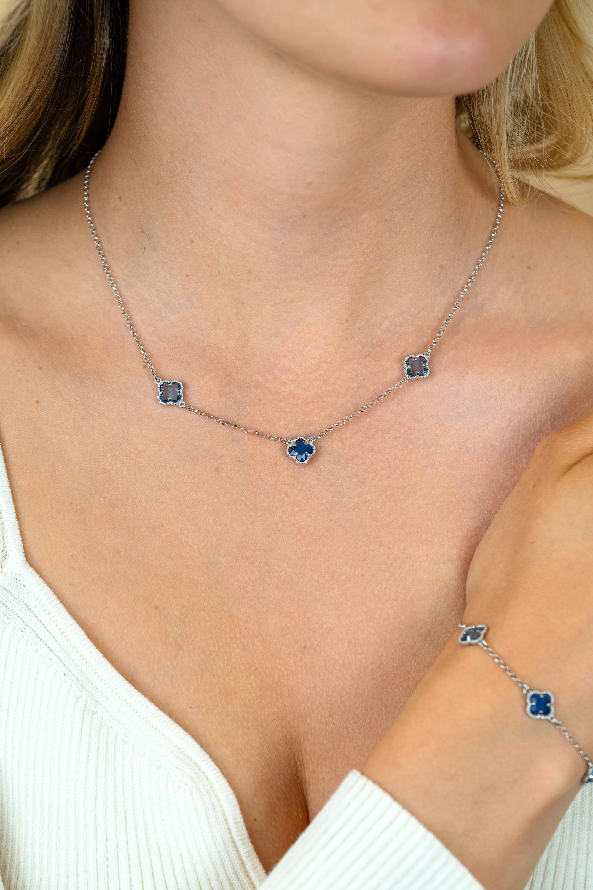 ZINZI silver link necklace with two light blue clovers and one dark blue clover 42-45cm ZIC2663B