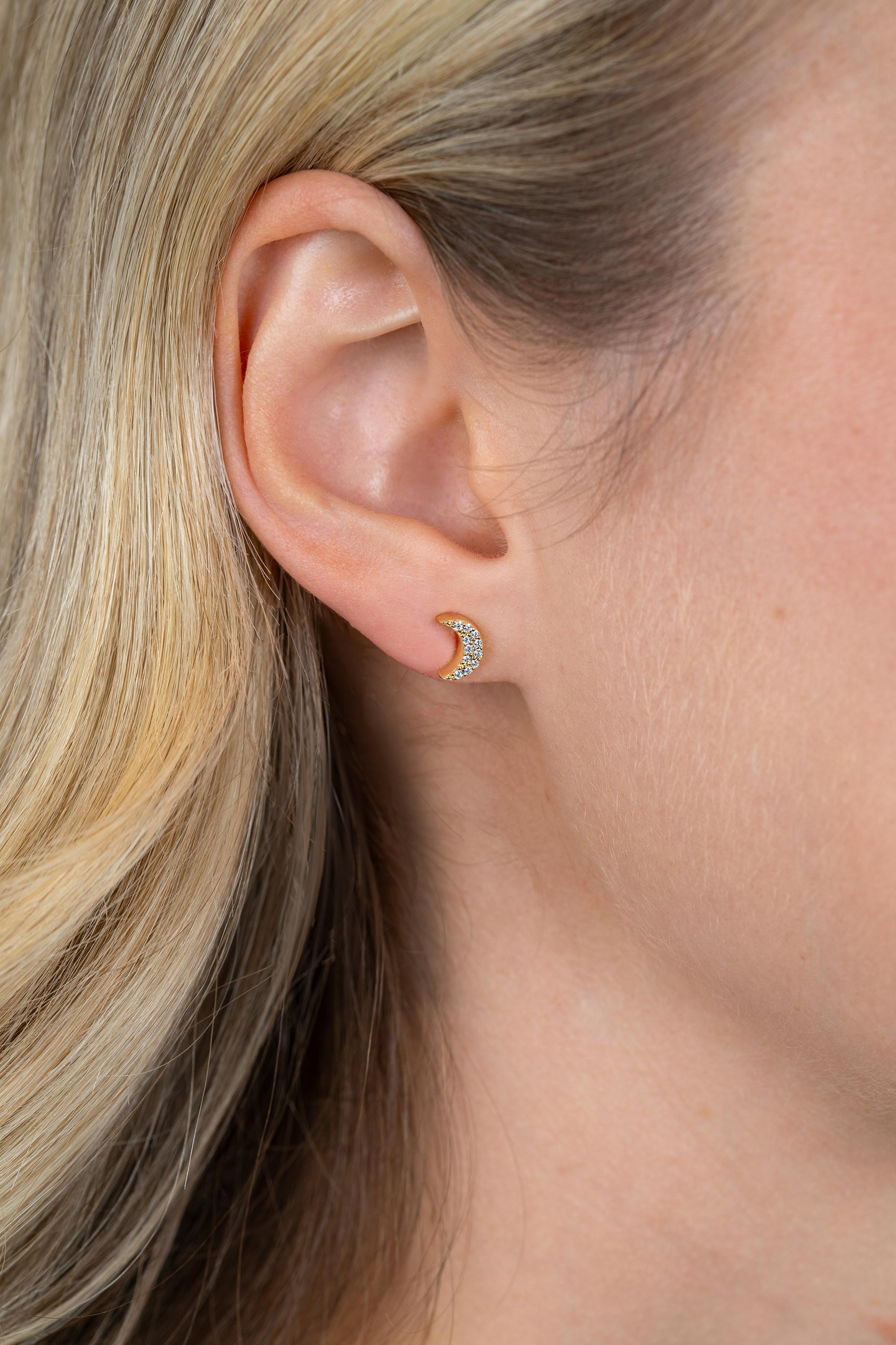 7mm ZINZI goldplated zilveren oorknopjes in ster- en maansymbool, bezet met fonkelende witte zirkonia’s ZIO2827