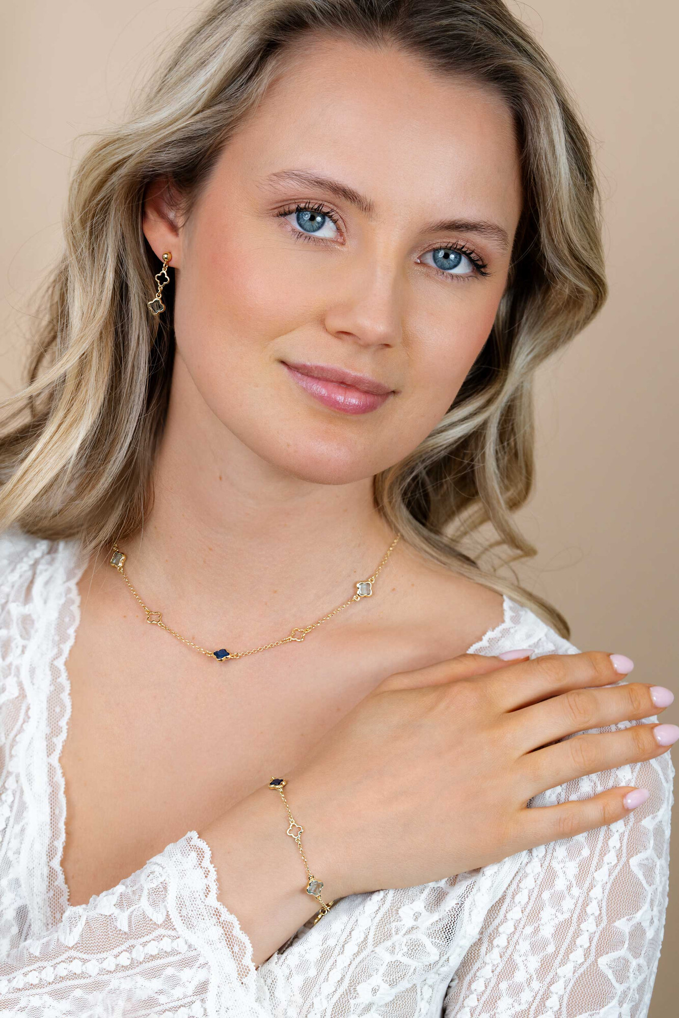 27mm ZINZI goldplated zilveren oorstekers met licht blauwe klavers en open klavers 8mm ZIO2906