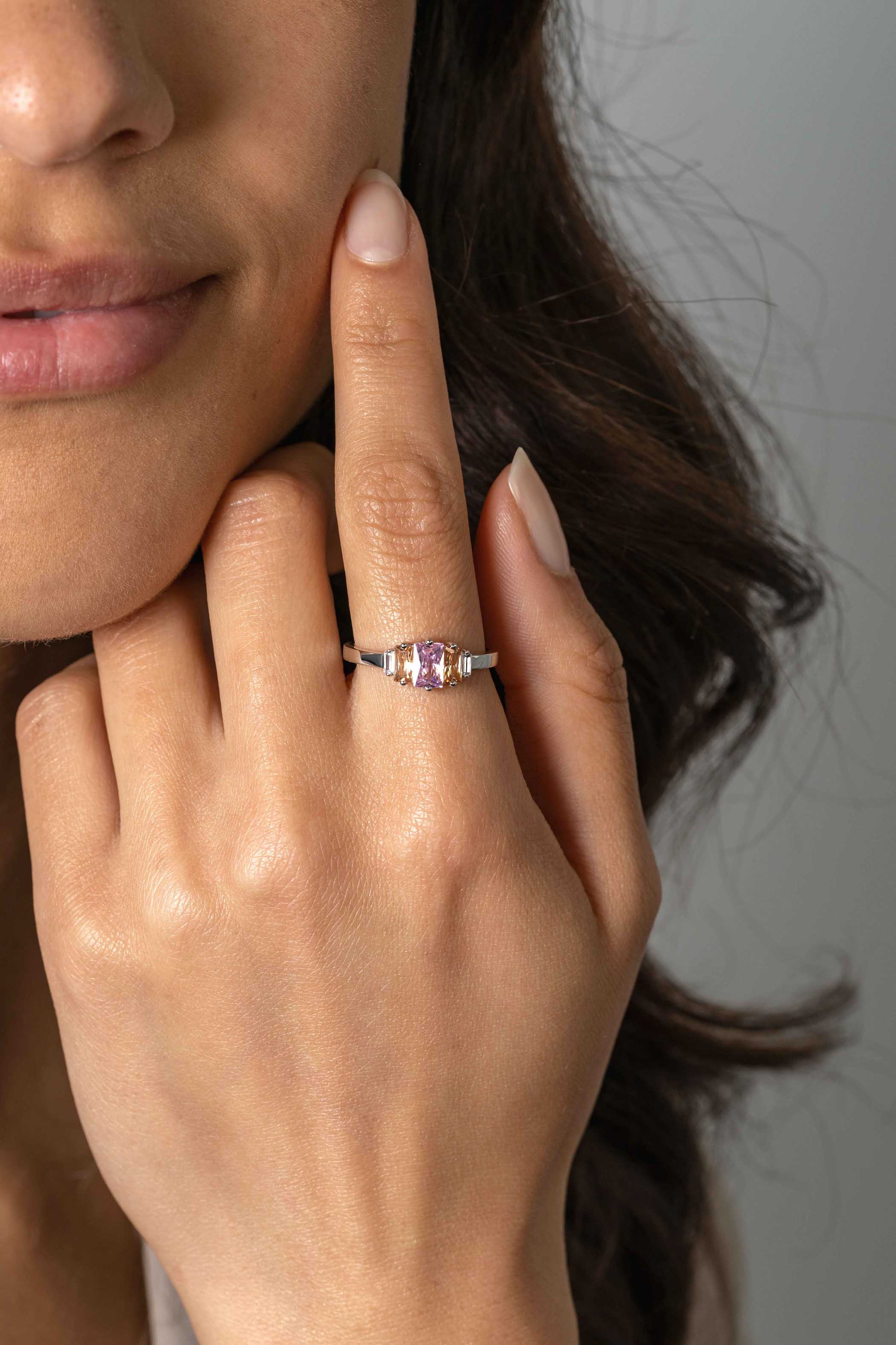 ZINZI zlv. ring baquette roze/champ/wit zirc.mt.58