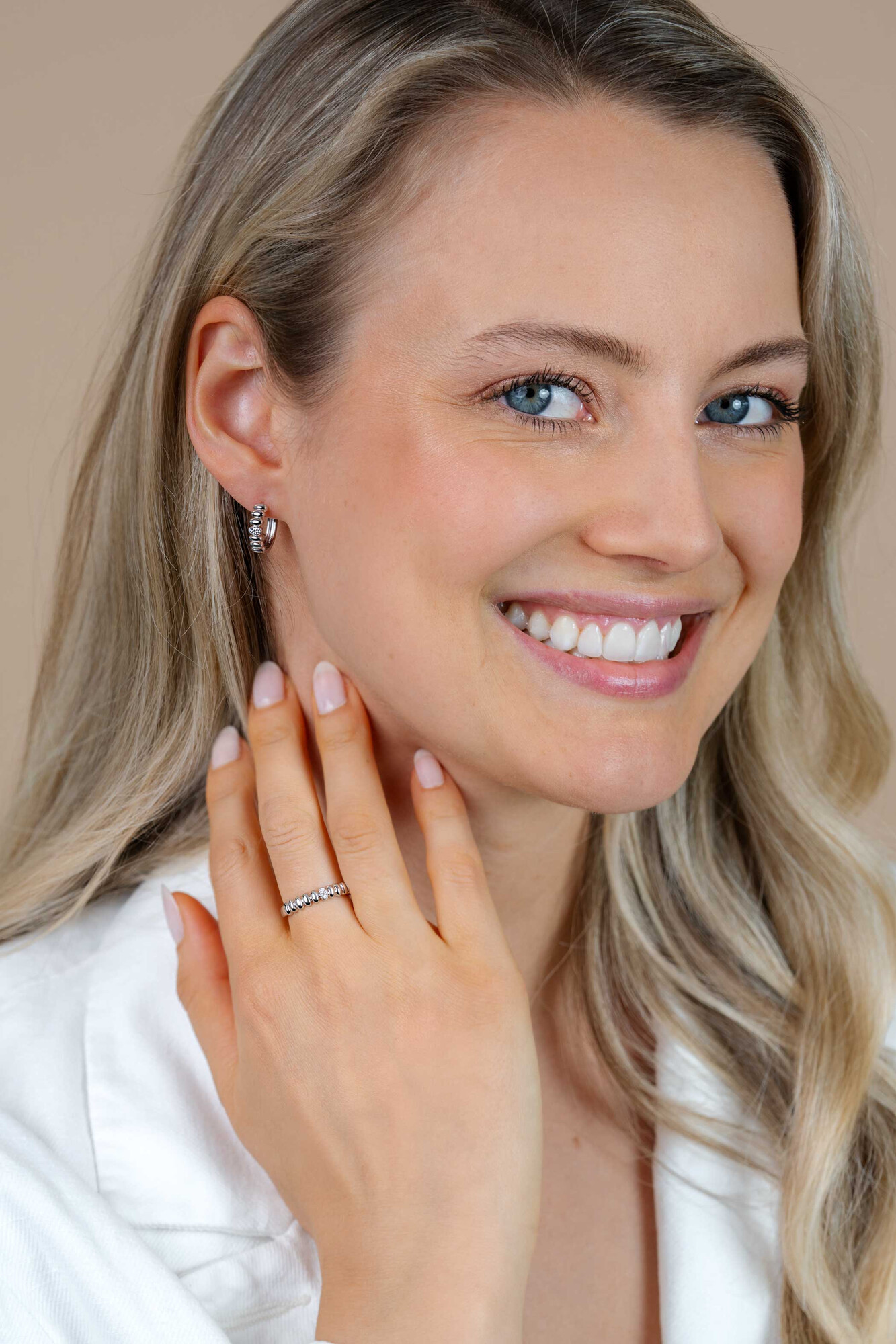 15mm ZINZI zilveren oorringen met sierlijk gladde ovalen, waarbij de middelste is bezet met witte zirkonia’s, luxe klapsluiting ZIO2876
