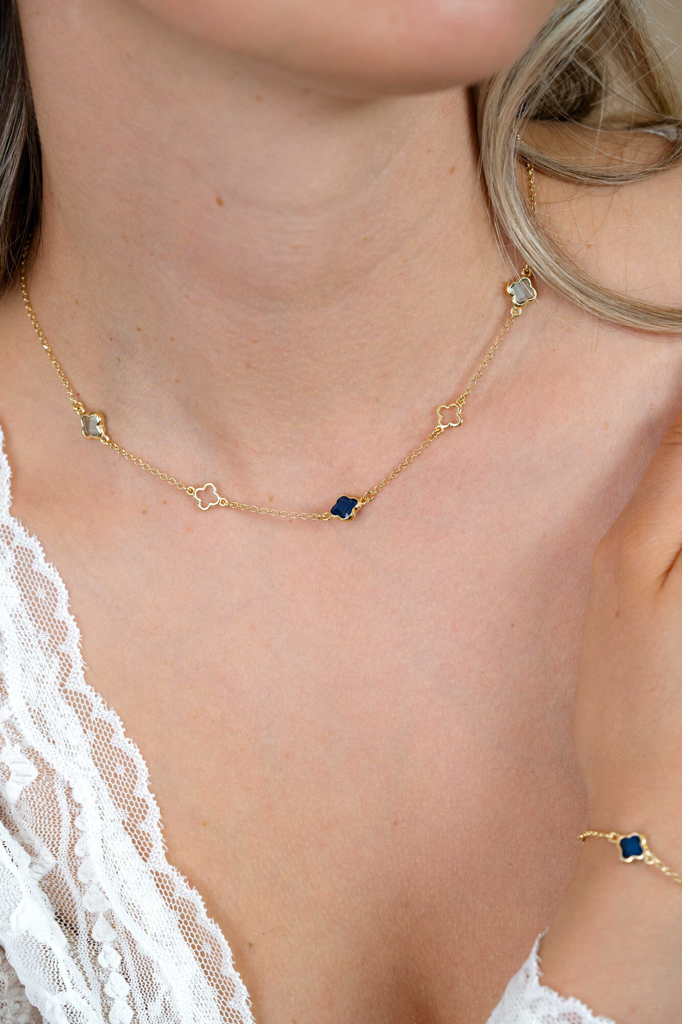 ZINZI gold plated zilveren schakelketting met twee licht blauwe klavers en een saffier blauwe klaver 40-45cm ZIC2906