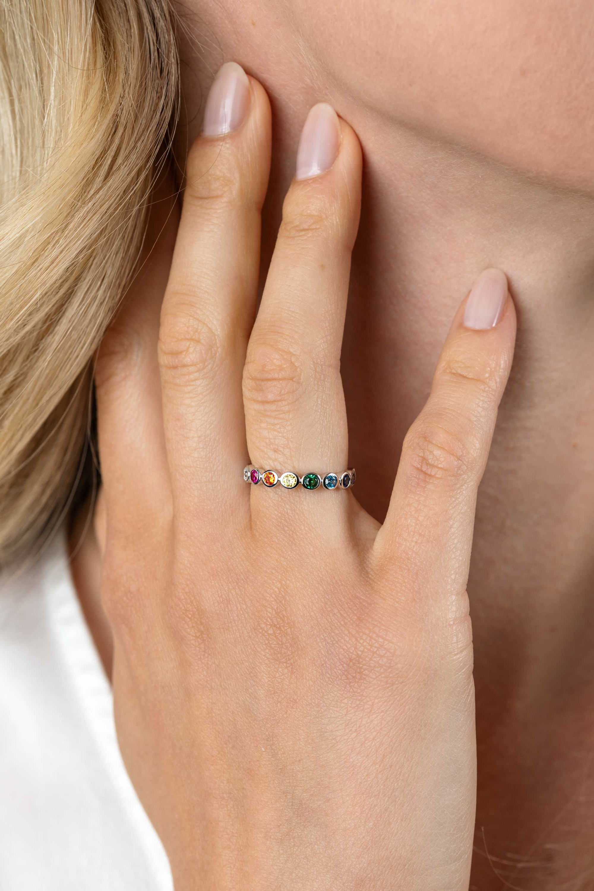 ZINZI Silber-Schmuckring mit Regenbogenfarbsteinen in runden Zargenfassungen, 3mm breit ZIR2599