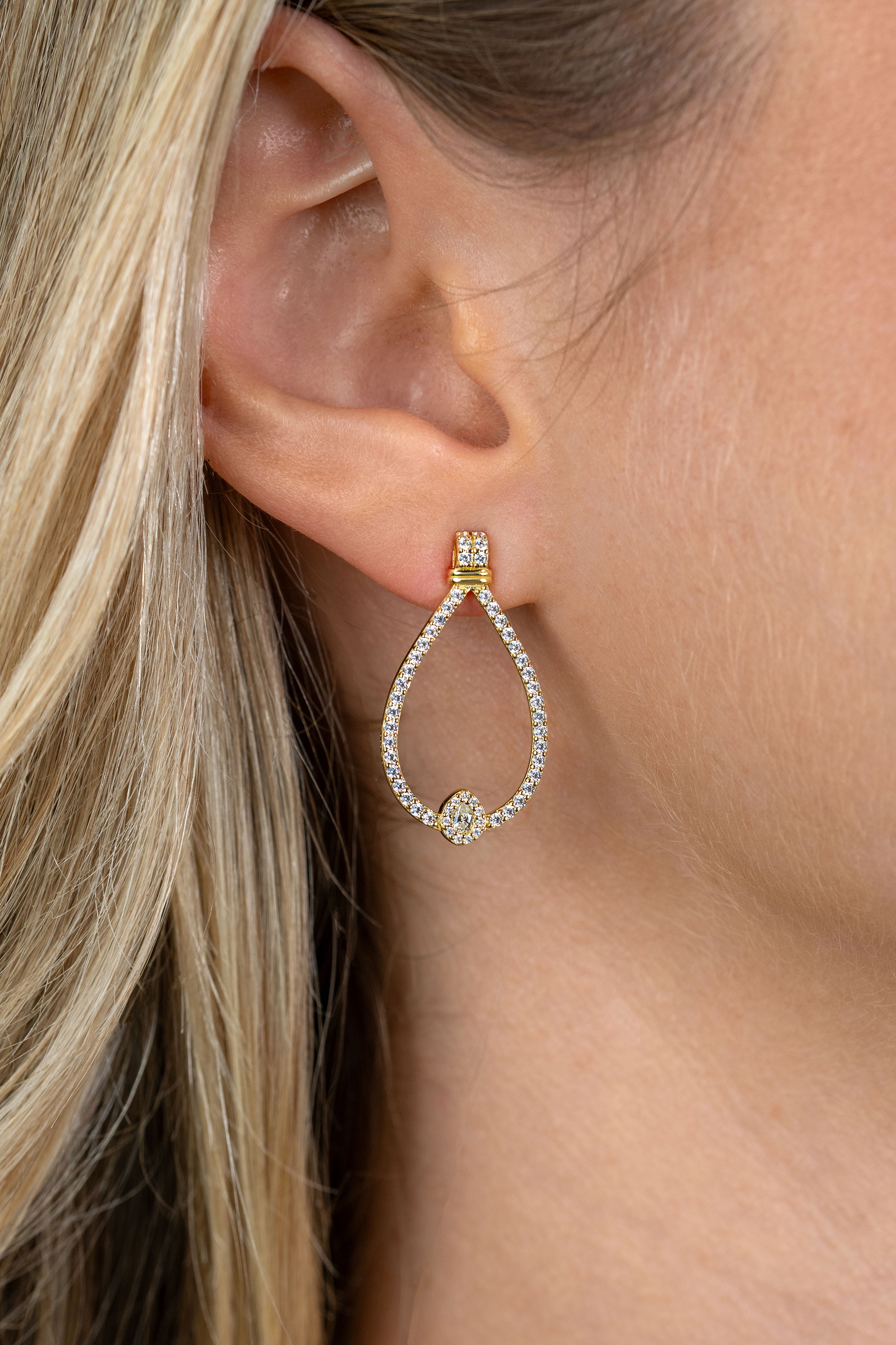 29mm ZINZI goldplated zilveren luxe oorstekers met grote sierlijke open druppelvorm, bezet met witte zirkonia’s ZIO2815