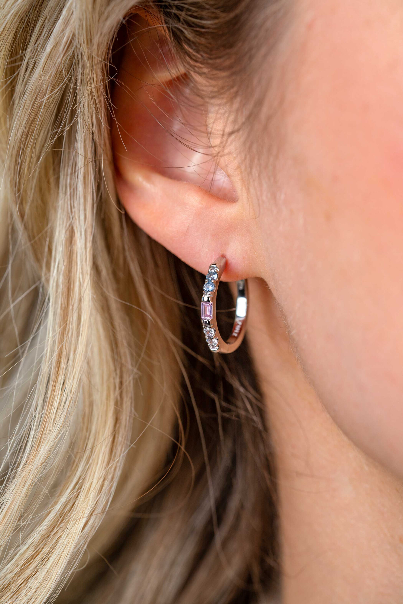 19mm ZINZI zilveren oorringen bezet met witte, roze en lichtblauwe kleurstenen, luxe klapsluiting ZIO2868