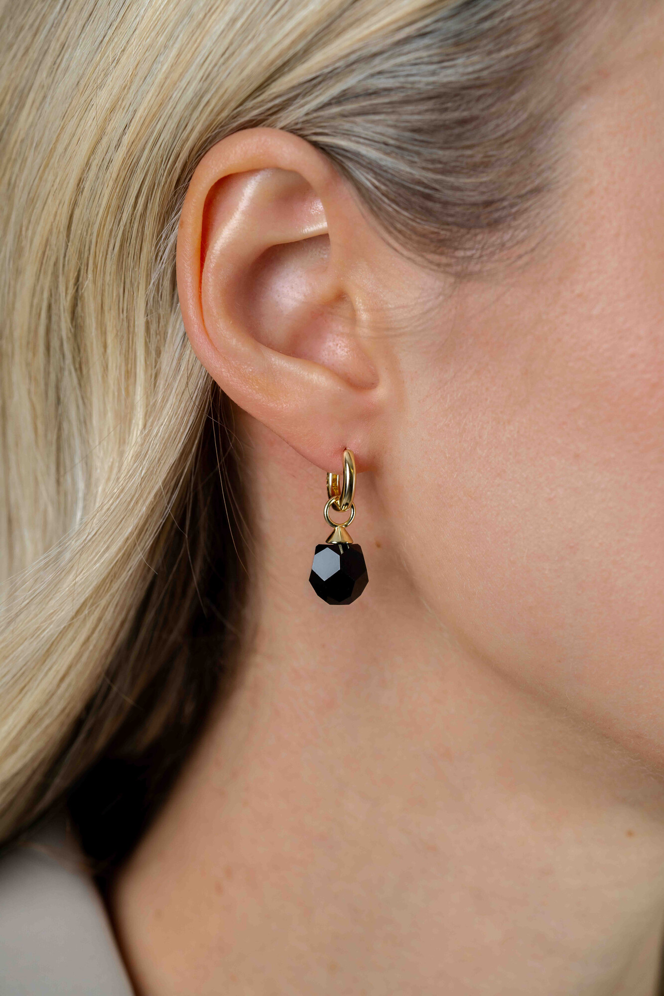 ZINZI gold plated zilveren oorbedels zwarte bead 10mm ZICH266ZG (zonder oorringen)