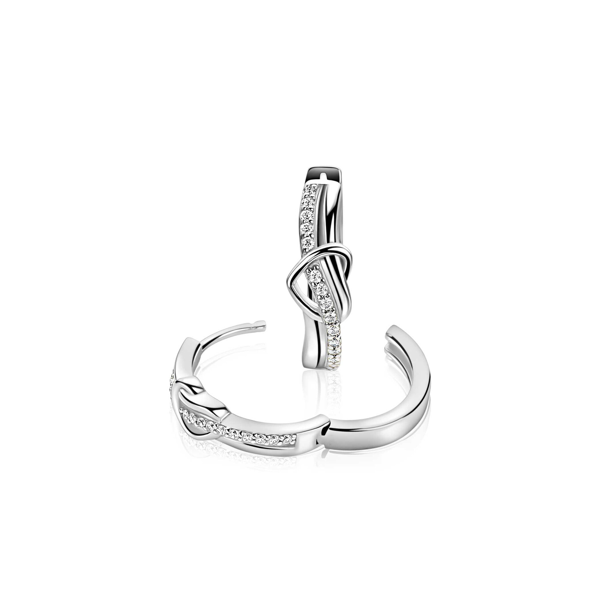 15mm ZINZI zilveren oorringen met een opengewerkt sierlijk hart waarbij een rij witte zirkonia’s vloeiend door het hart loopt, luxe klapsluiting ZIO2874
