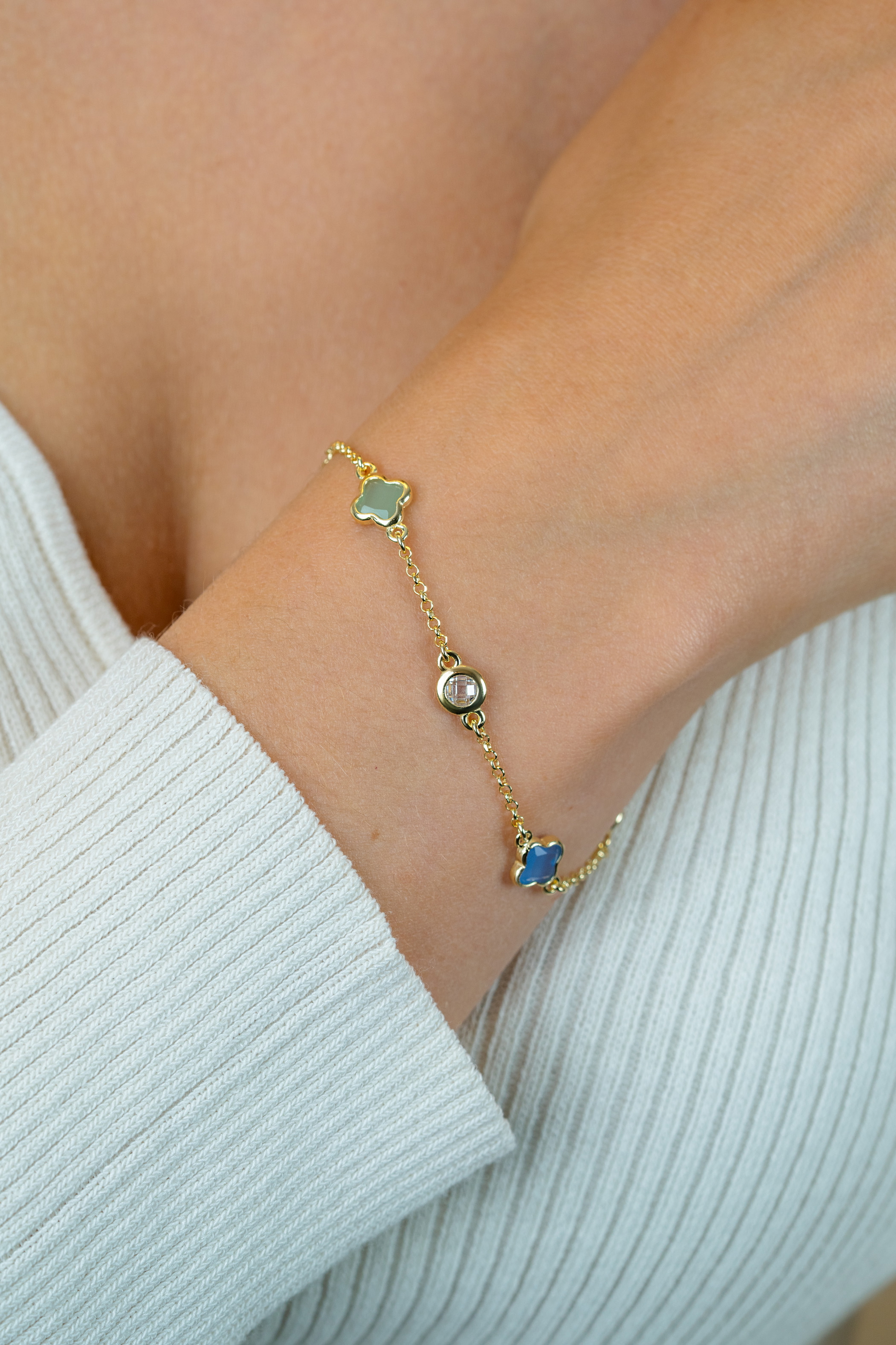 ZINZI zlv. armband gg.verg.klavers blauw/groen/zirc