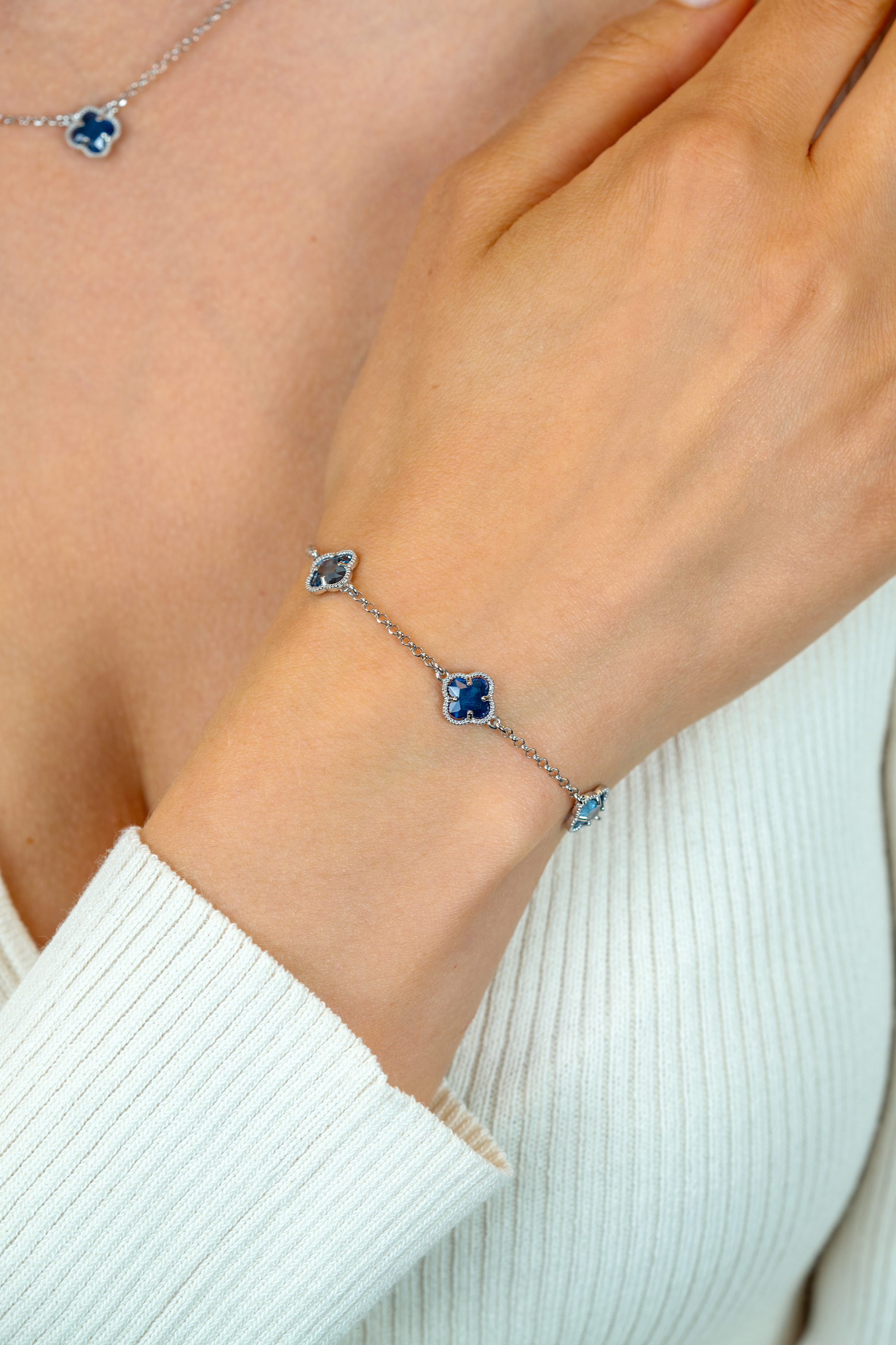 ZINZI silver link bracelet with two light blue clovers and one