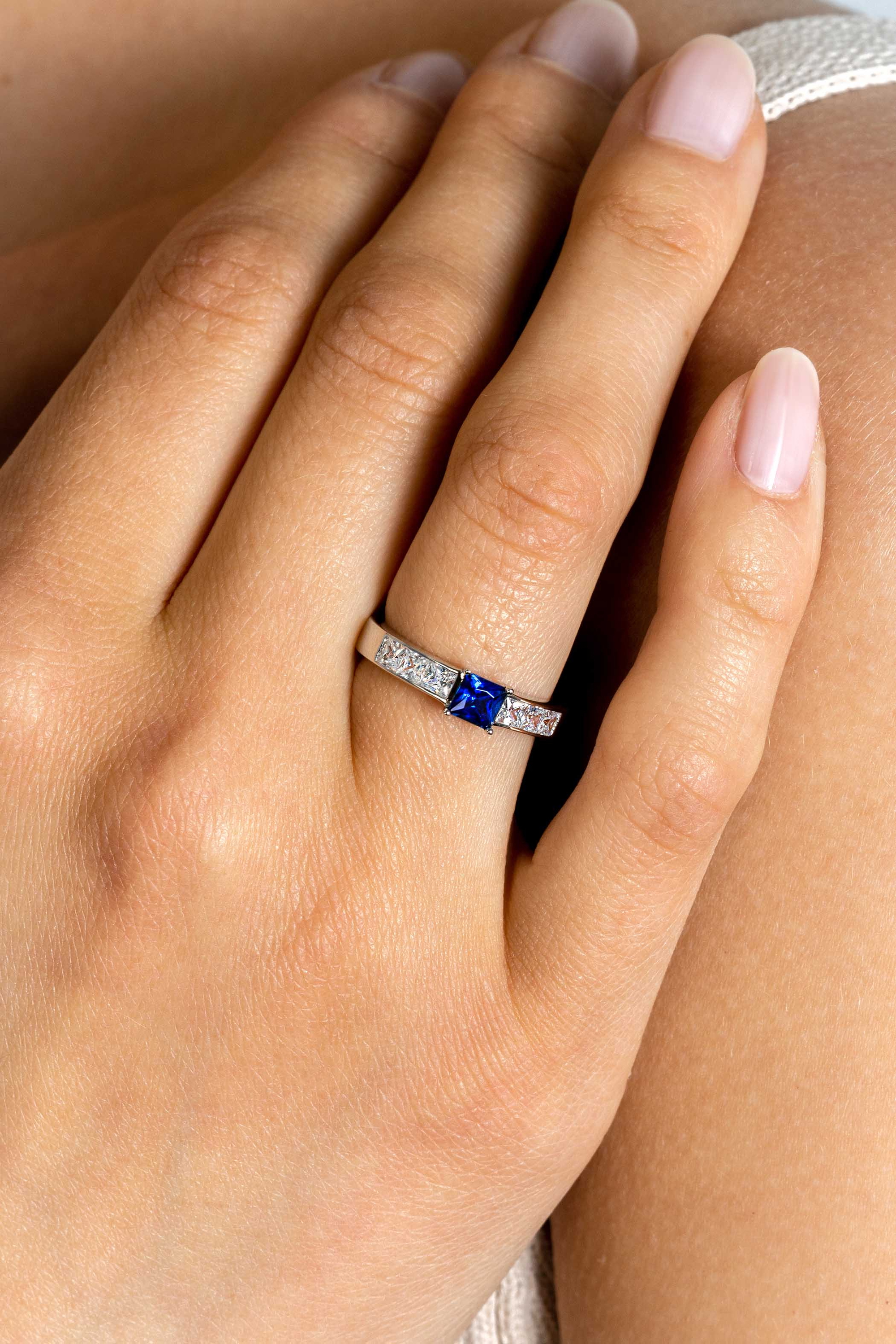 ZINZI zlv. ring prinses blauw en wit zirc. mt.62