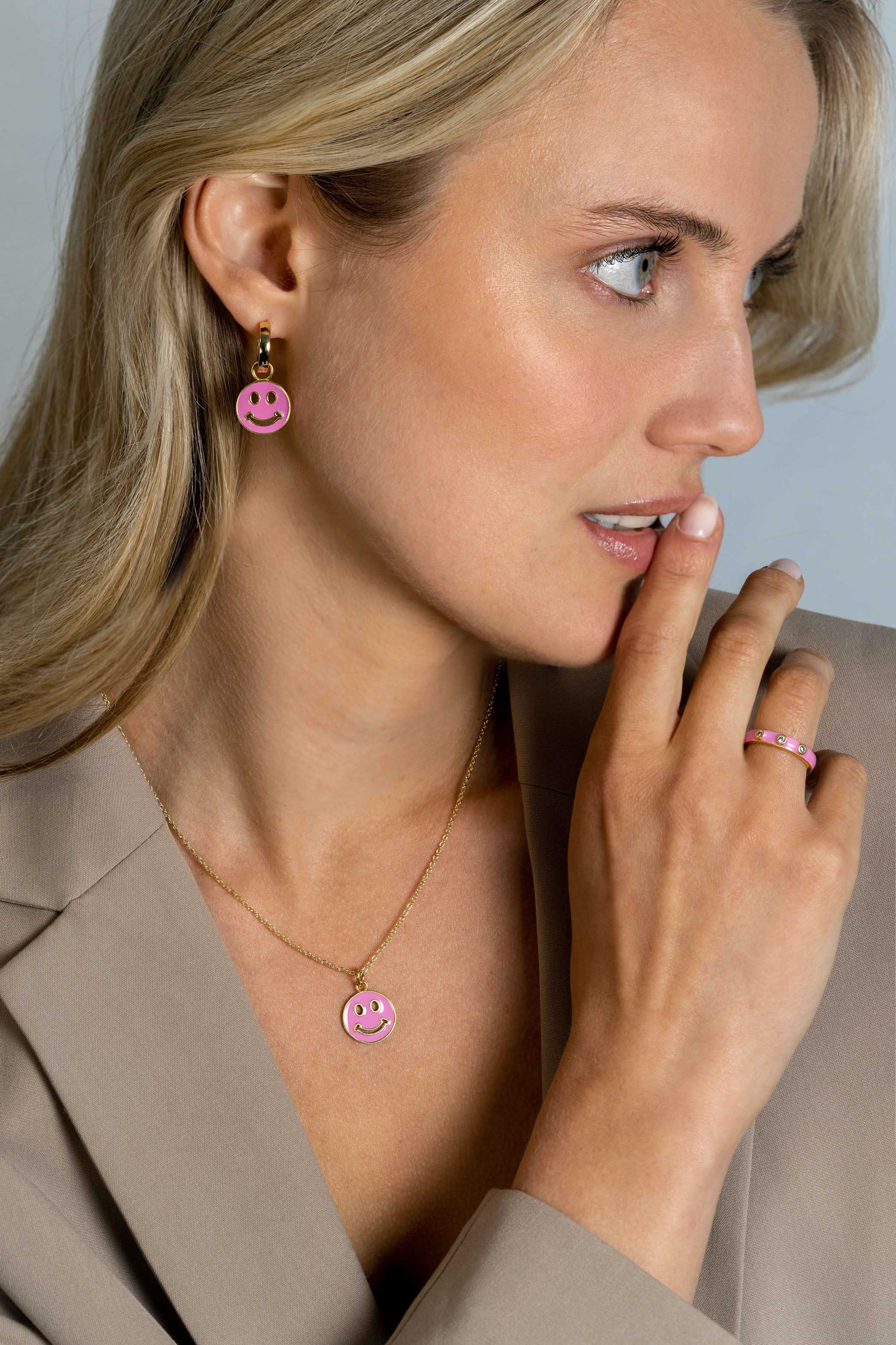 ZINZI gold plated zilveren hanger smiley rond 15mm met roze emaille ZIH2312R (zonder collier)