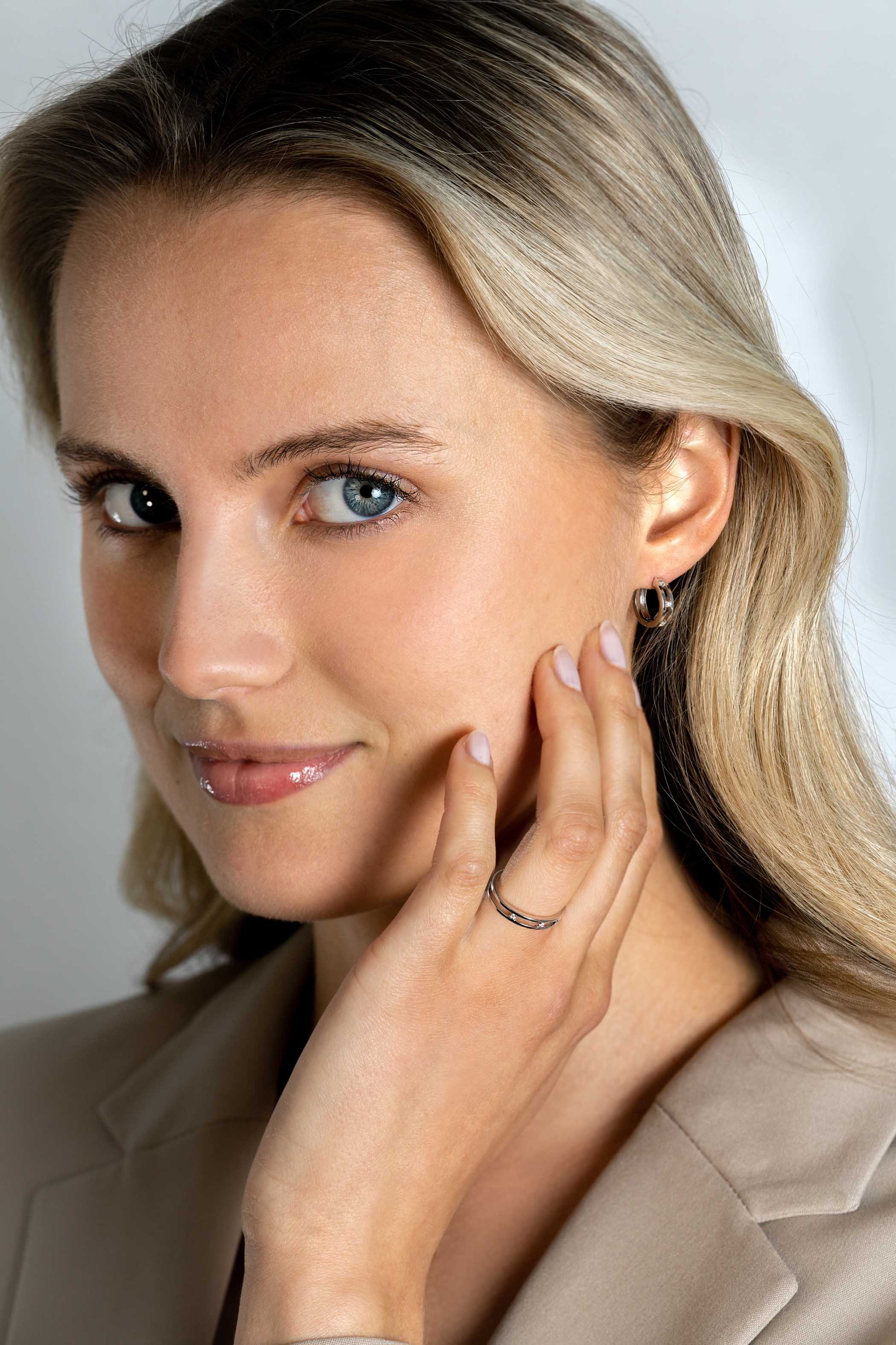 ZINZI zlv. ring twee banen / 3x zirc.ertussen mt.62