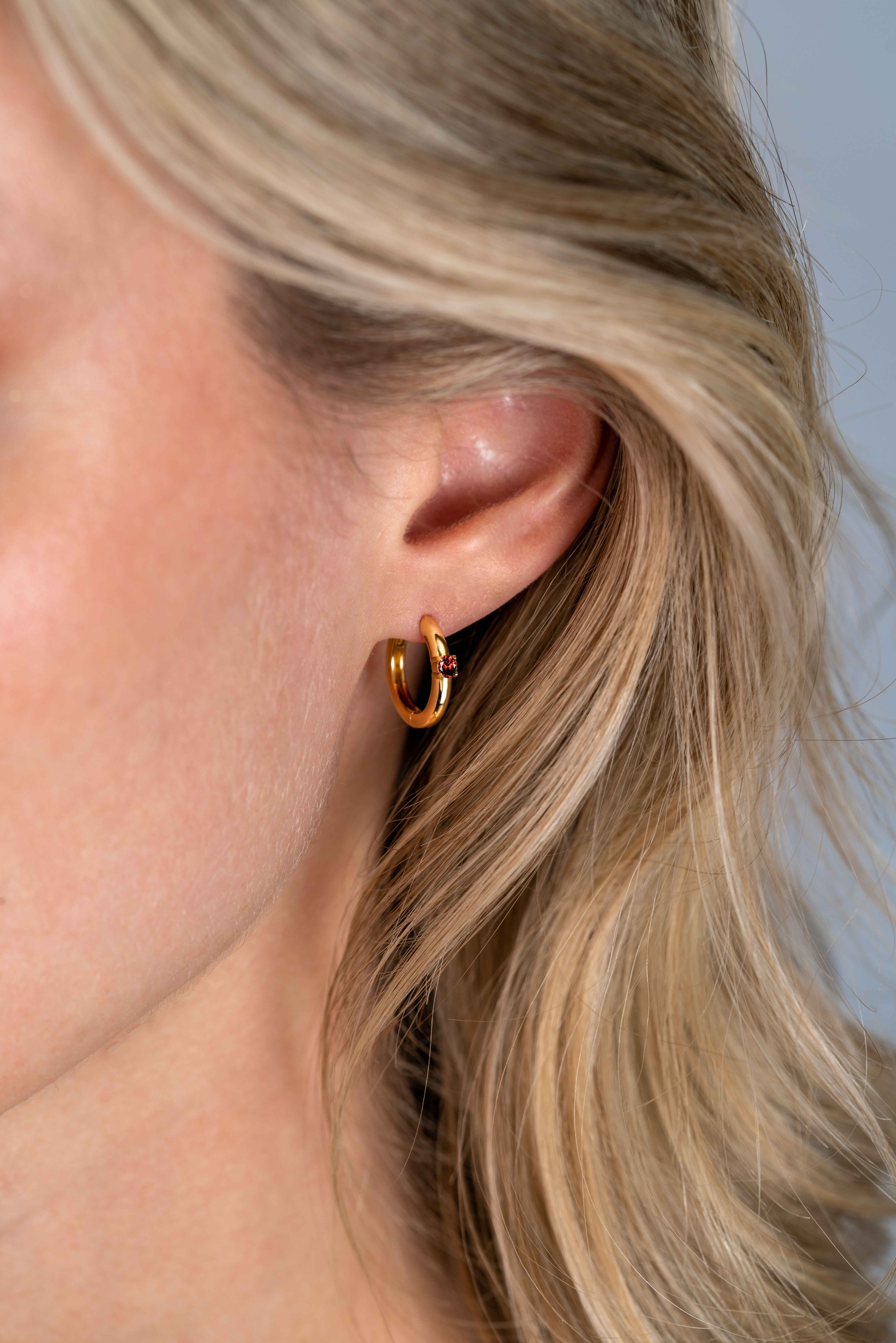 JANUARI oorringen 13mm gold plated met geboortesteen rood granaat zirconia
