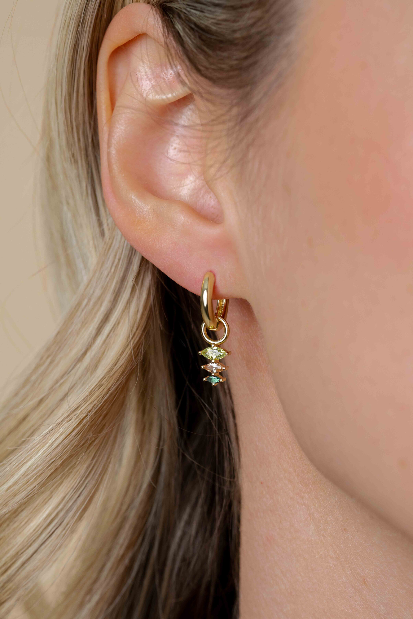 13mm ZINZI vergoldete Silber-Ohrhänger mit drei tropfenförmigen Fassungen in abnehmender Größe, besetzt mit Peridot, Champagner und dunkelgrünen Steinen ZICH2631GC (ohne Ohrringe)