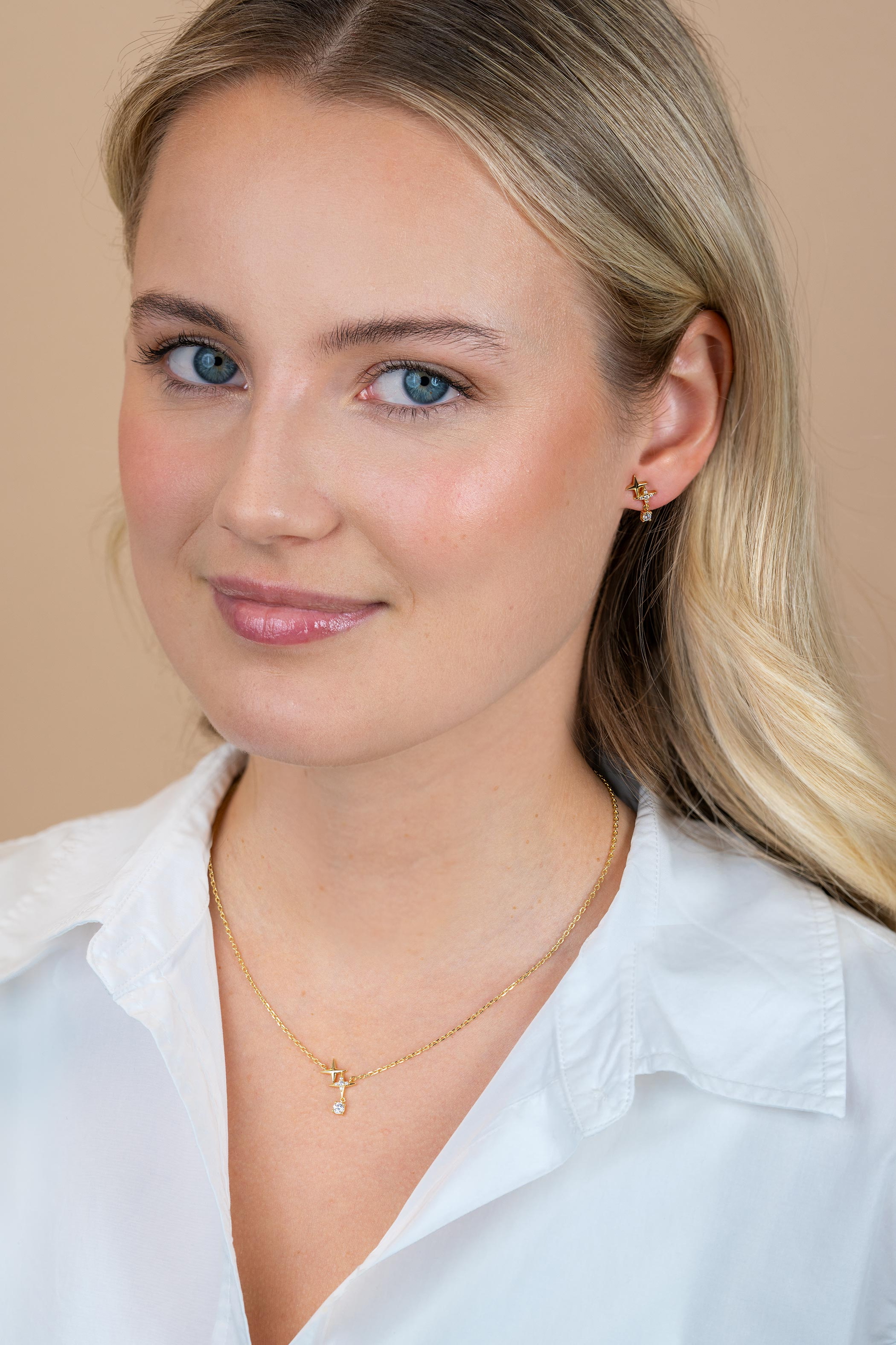 14,5mm ZINZI goldplated zilveren oorstekers 'sterrendans' met twee speelse sterren en bungelende witte zirkonia ZIO2837