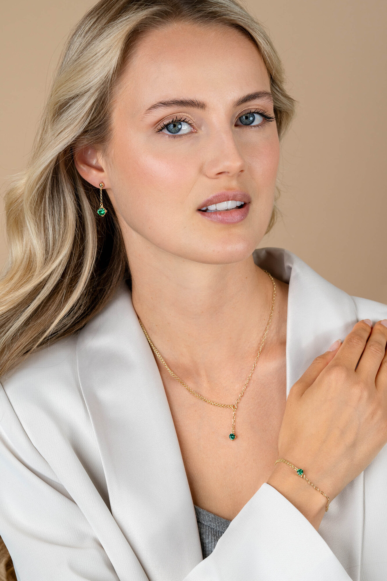 ZINZI gold plated silver multi-look bracelet with oval and rolo links, featuring a round green gemstone in a prong setting 17-19cm ZIA2660G