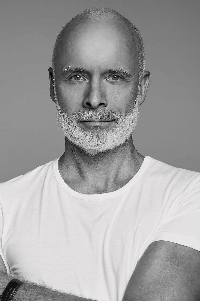Mart Visser by ZINZI zilveren oorringen met luxe scharniersluiting 17 x 9mm, drie banen bezet met witte zirconia's MVO18
