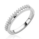 ZINZI zilveren ring bezet met een rij witte zirkonia’s in verfijnde chatonzetting met subtiel zichtbare zilveren scheen ZIR2870
