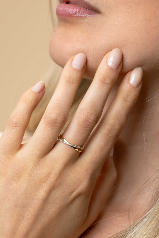 ZINZI Gold 14 krt gouden ring met cross-over design: glad en bezet met witte zirconia's ZGR469
