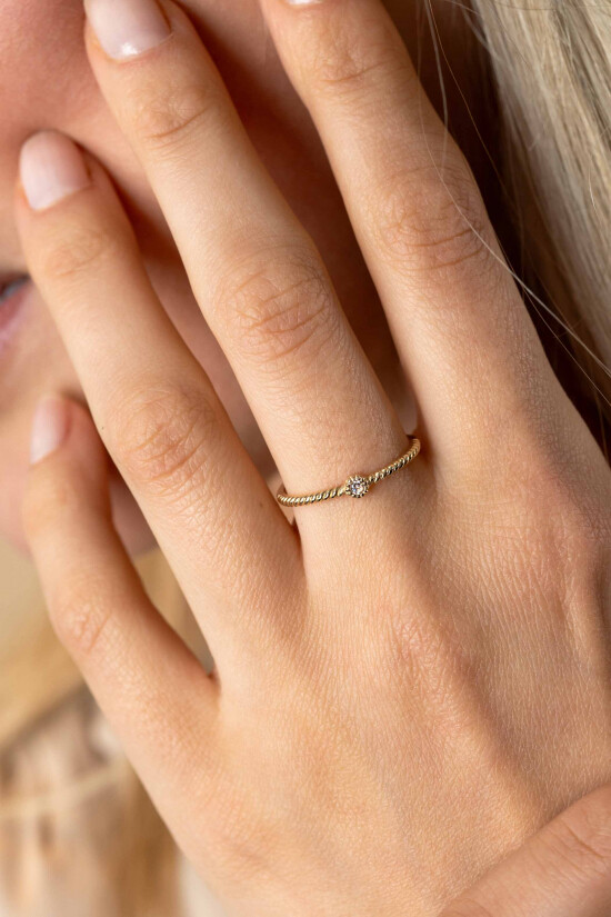 ZINZI Gold 14 krt gouden ring met gedraaide scheen en bezet met een ronde witte zirconia in bolletjes zetting van 3mm ZGR481