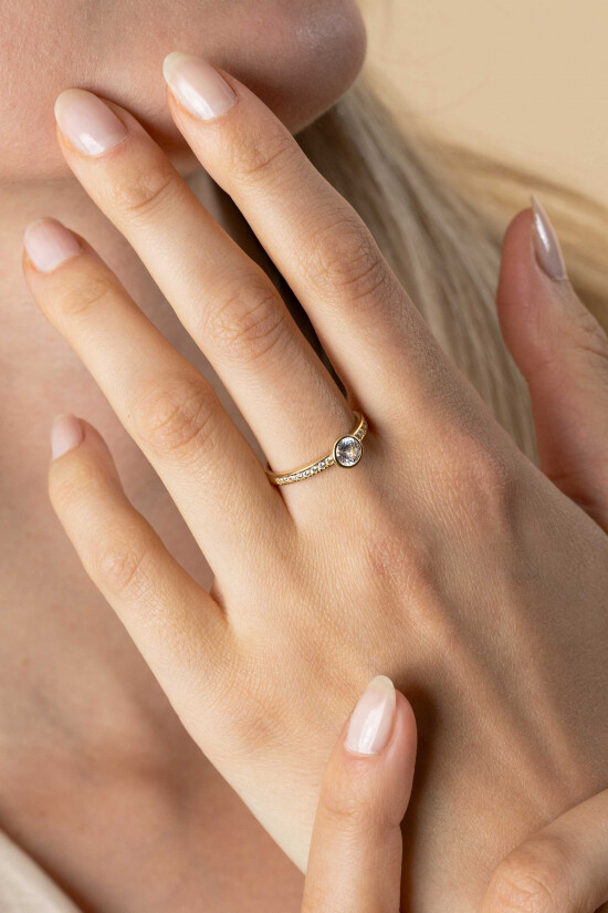 ZINZI Gold 14 krt gouden ring met witte zirconia's in de scheen en opvallende ronde zetting in het midden ZGR463
