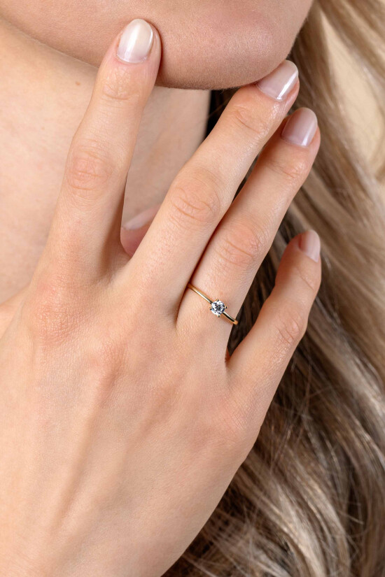 ZINZI Gold 14 krt gouden ring bezet met een ronde witte zirconia in vierpootszetting (4mm) ZGR385
