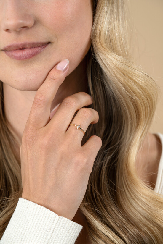 ZINZI Gold 14 karaat gouden ring met staafje bezet met drie witte zirkonia's ZGR531