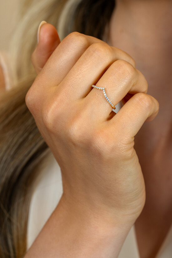 ZINZI Gold 14 krt gouden V-ring van 1,4mm breed en bezet met 20 witte zirconia's in chique railzetting ZGR374
