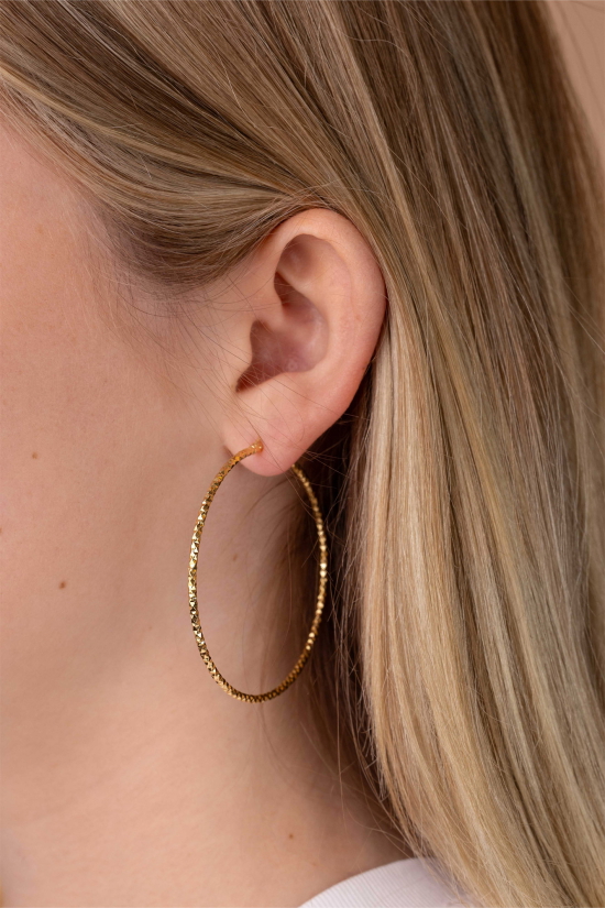 52mm ZINZI gold plated zilveren grote oorringen met gefacetteerde buis en handige bovensluiting ZIO2912G