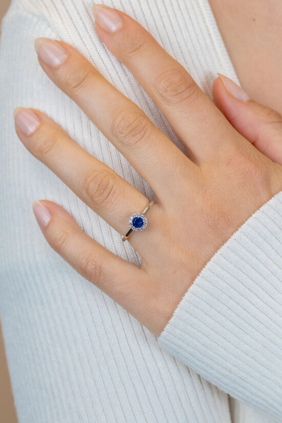 ZINZI zilveren entourage ring bezet met witte zirkonia's en saffierblauwe kleursteen ZIR2697B