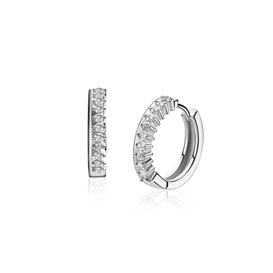 15mm ZINZI zilveren oorringen bezet met een rij witte zirkonia’s in verfijnde chatonzetting, luxe klapsluiting ZIO2870