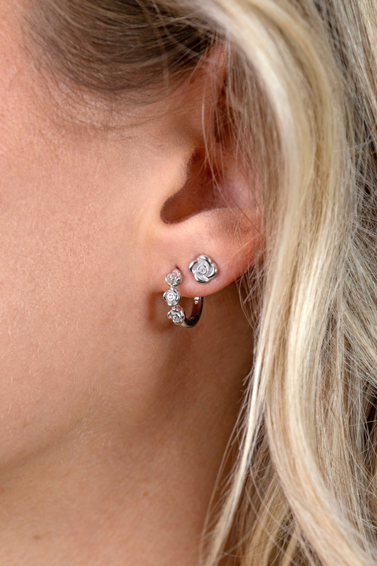 13mm ZINZI zilveren oorringen met drie roosjes, bezet met witte zirkonia’s, luxe klapsluiting ZIO2873
