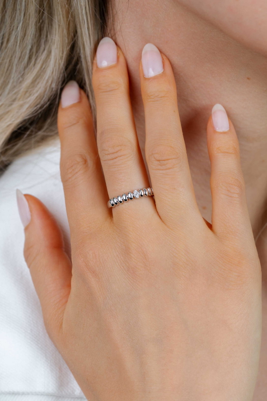 ZINZI zilveren ring met sierlijk gladde ovalen, waarbij de middelste is bezet met witte zirkonia’s ZIR2876