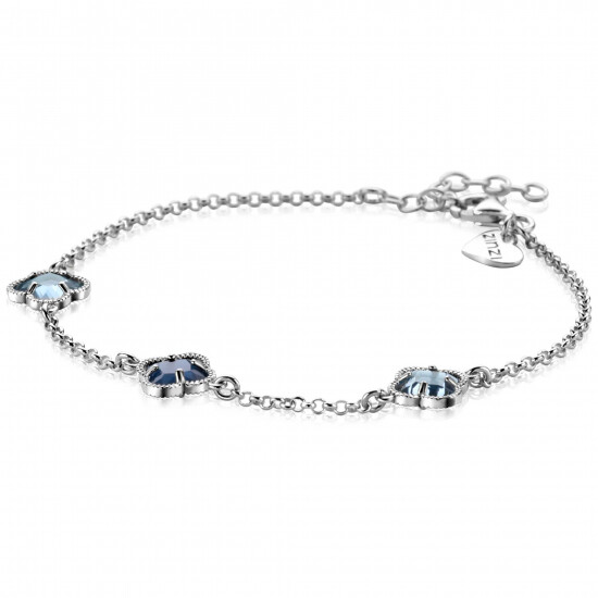 ZINZI zilveren schakel armband met twee lichtblauwe klavers en een donkerblauwe klaver in het midden 17-20cm ZIA2663B