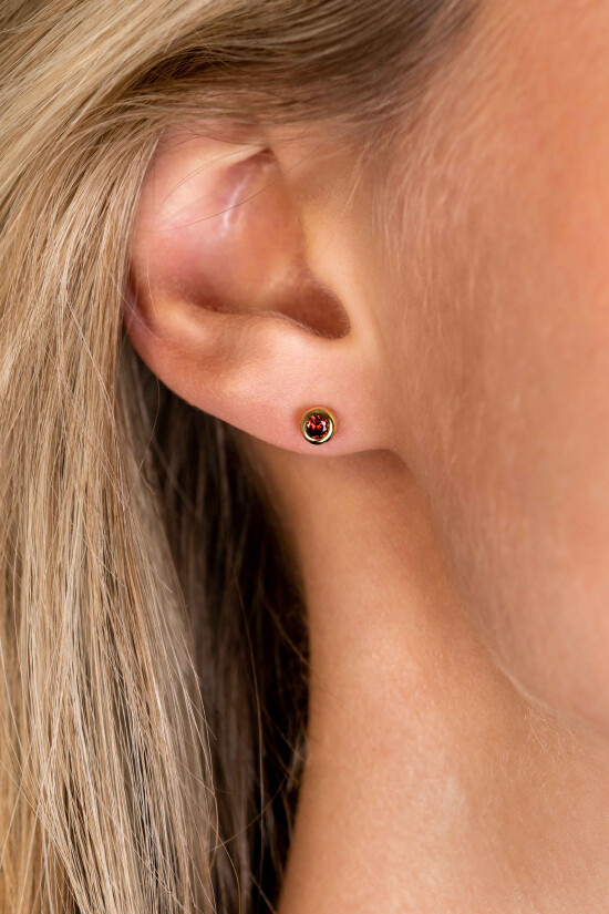 JANUARI oorknoppen 4mm gold plated met geboortesteen rood granaat zirconia
