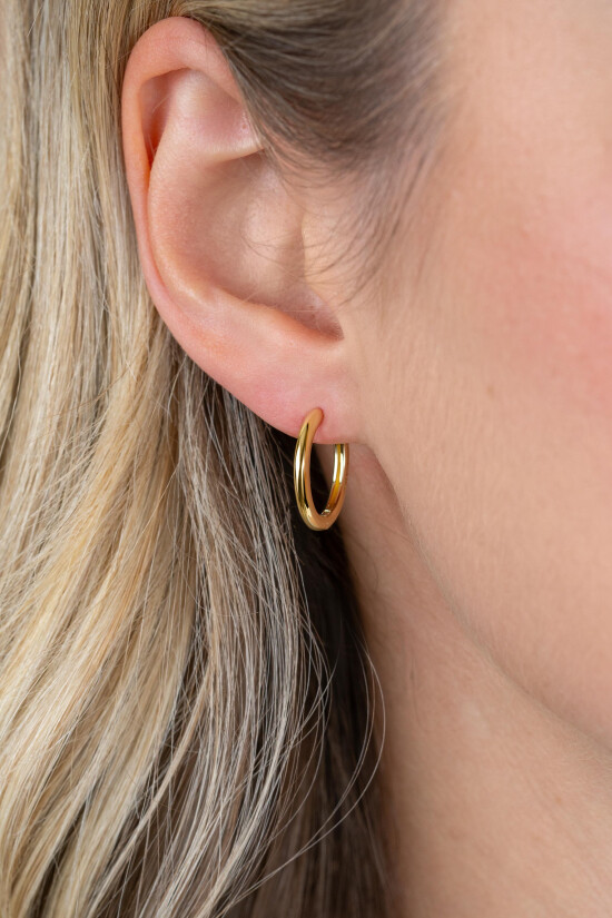 17mm ZINZI goldplated zilveren oorringen glad met 2mm buisdikte en luxe klapsluiting ZIO402G