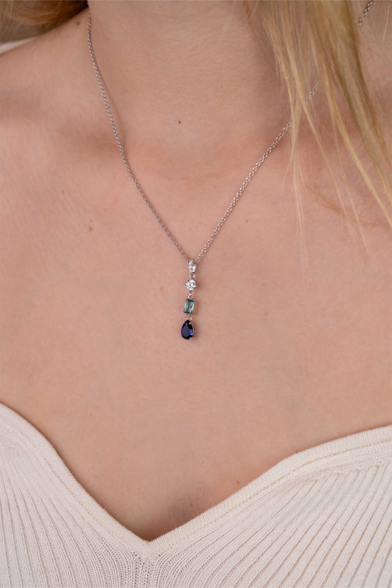 ZINZI zilveren collier 45cm met sierlijke hanger (27mm) bezet met een ronde witte zirkonia, licht aquablauwe rechthoekige kleursteen en diepblauwe peervormige kleursteen ZIC2901