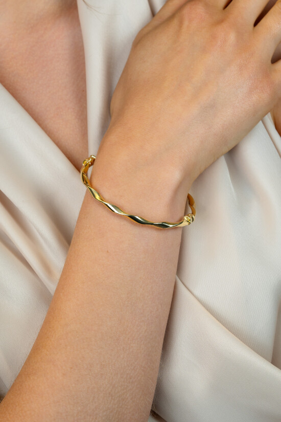 ZINZI gold plated zilveren bangle armband met gedraaide buis 4mm met luxe scharniersluiting ZIA2756G