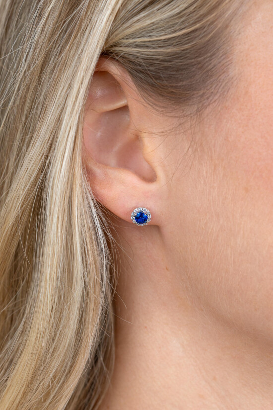 6,5mm ZINZI zilveren oorstekers met saffierblauwe kleursteen in entourage zetting ZIO2697B
