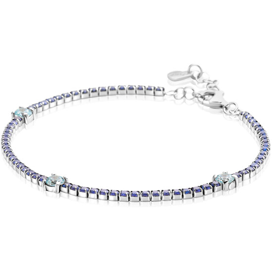 ZINZI zilveren tennisarmband 2,1mm breed bezet met saffierblauwe zirkonia’s in verfijnde rijzetting, afgewisseld met drie grotere lichtblauwe kleurstenen (4,3mm) in chatonzetting ZIA2894B