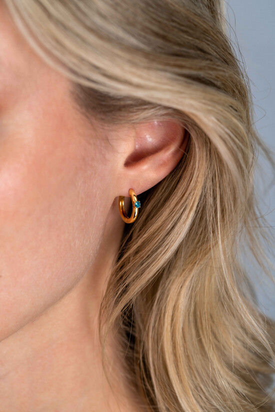 MAART oorringen 13mm gold plated met geboortesteen blauw aquamarijn zirconia 
