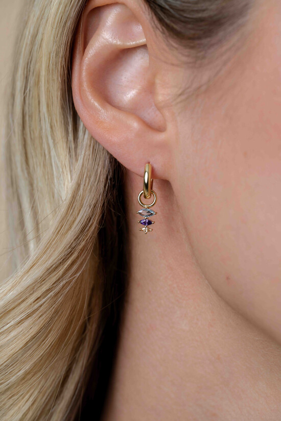 13mm ZINZI gold plated zilveren oorbedels met drie peervormige zettingen in aflopende grootte, bezet met lichtblauwe, paarse en champagne kleurstenen ZICH2631BC (zonder oorringen)