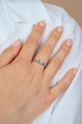 ZINZI zlv. ring fantasie met baquette zirc. mt.62