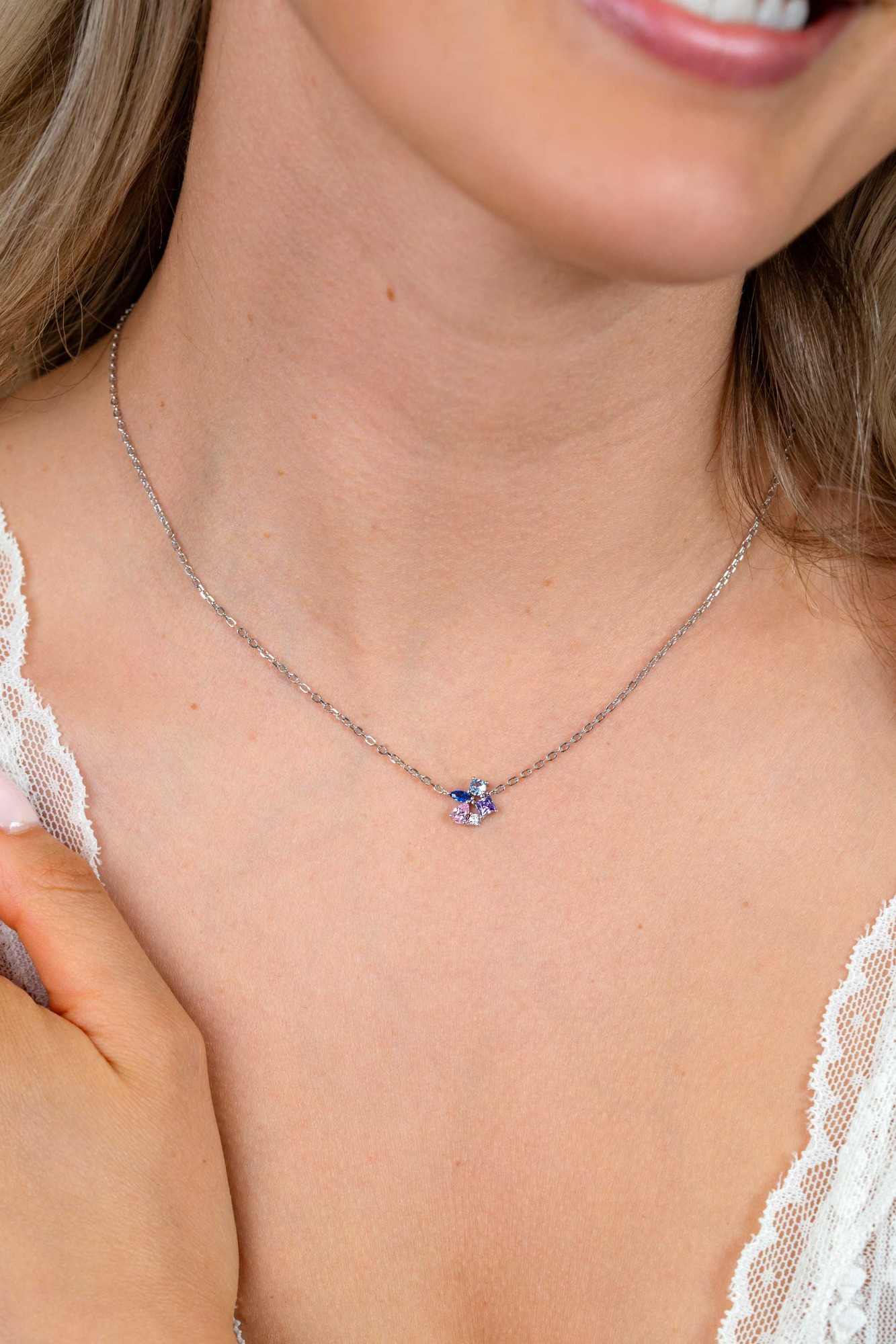 ZINZI zilveren ketting met speelse hanger (8mm) bezet met een mooie combinatie van witte, roze, paarse en blauwe kleurstenen in verschillende slijpvormen 42-45cm ZIC2866